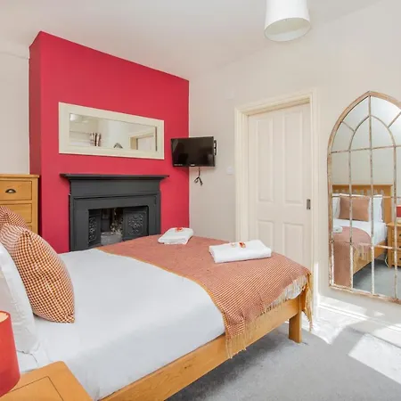 Patrick's Pool- 4 Bedroom,4 Bathroom, Luxury Townhouse! Vakantiehuis York