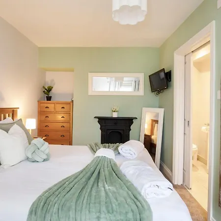 Patrick's Pool- 4 Bedroom,4 Bathroom, Luxury Townhouse! בית נופש יורק