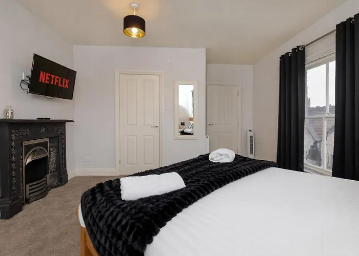 בית נופש Patrick's Pool- 4 Bedroom,4 Bathroom, Luxury Townhouse! יורק