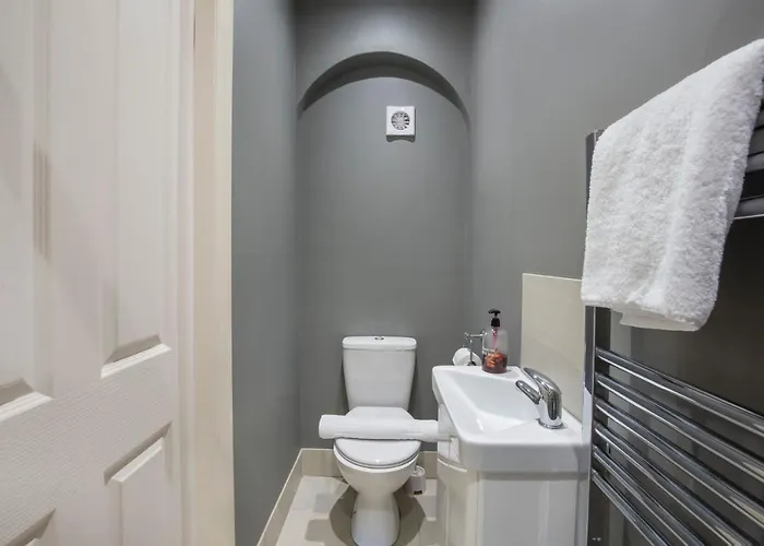 Patrick's Pool- 4 Bedroom,4 Bathroom, Luxury Townhouse! Holiday home York